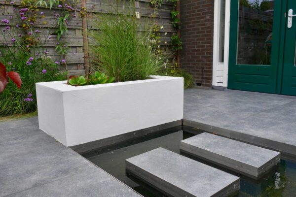 Moderne tuin met waterpartij in Beverwijk