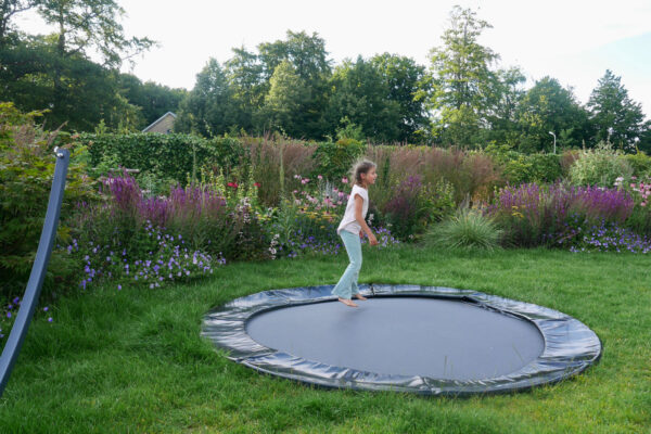 detuinenvanreneekoen trampoline in de tuin castricum