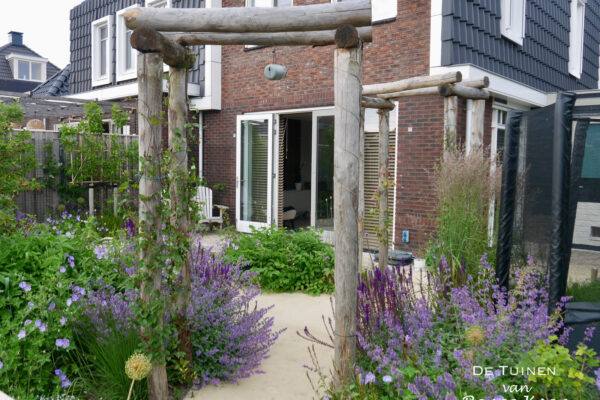 03 De Tuinen van Renee Koen pergola kastanjehout geranium azure rush kattenkruid calamagrostis natuurlijke achtertuin Alkmaar