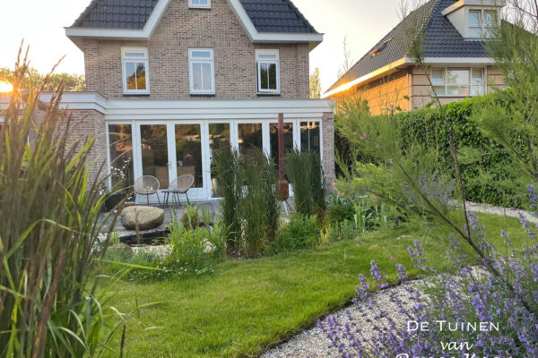 04 De Tuinen van Renee Koen grote achtertuin tamarisk calamagrostis karl foerster nepeta faassenii heemskerk