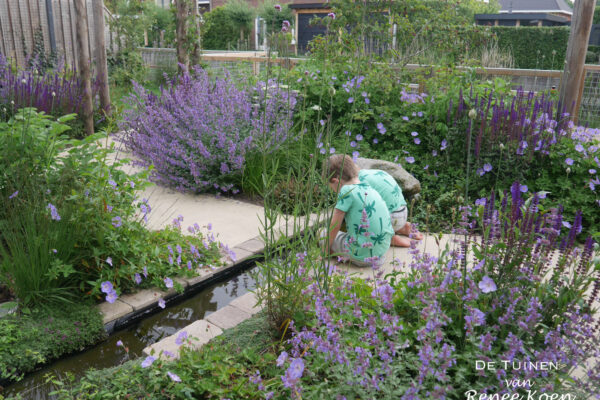 04 De tuinen van Renee Koen water in de tuin kinderen spelen