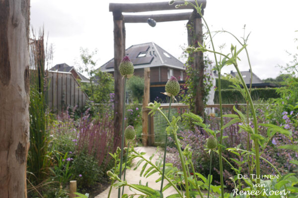 12 De Tuinen van Renee Koen pergola kastanjehout trommelstokje natuurlijke tuin Alkmaar