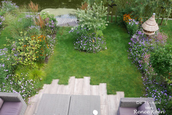 03 De Tuinen van Renee Koen tuin vrijstaande woning Heerhugowaard tuinontwerper keramiek tegels verspringend borders vaste planten gazon