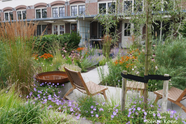 06 De Tuinen van Renee Koen tuin bij monumentale woning bloemrijk organische borders waterschaal