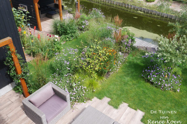 08 De Tuinen van Renee Koen keramiek tegels terras tuin gazon vaste planten en siergrassen pergola veranda