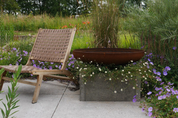 12 De Tuinen van Renee Koen zwevend terras Schellevis tegel waterschaal calamagrostis Karl Foerster erigeron
