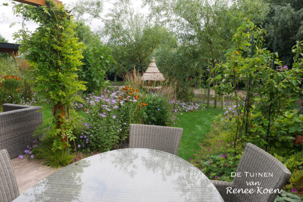 14 De Tuinen van Renee Koen eetterras tuin rondom vaste planten en siergrassen